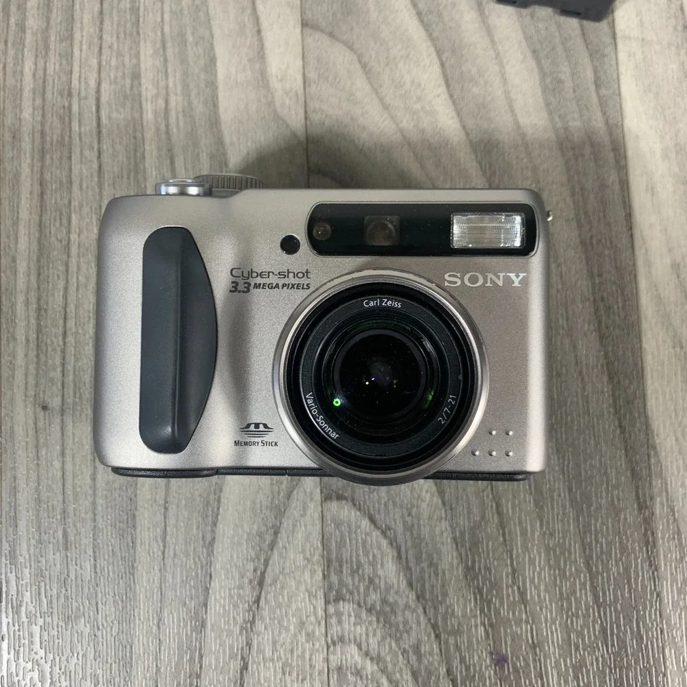 Sony Cyber-Shot DSC-S75 3.3MP Compact Digital Camera Charger & Battery FOR PARTS